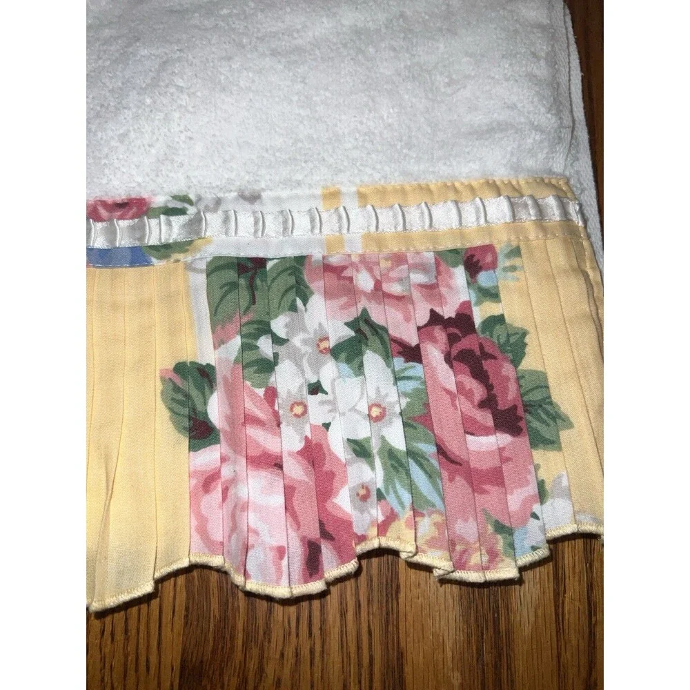Avanti hand towel white rectangle cotton yellow floral ruffle USA 1978 Vintage